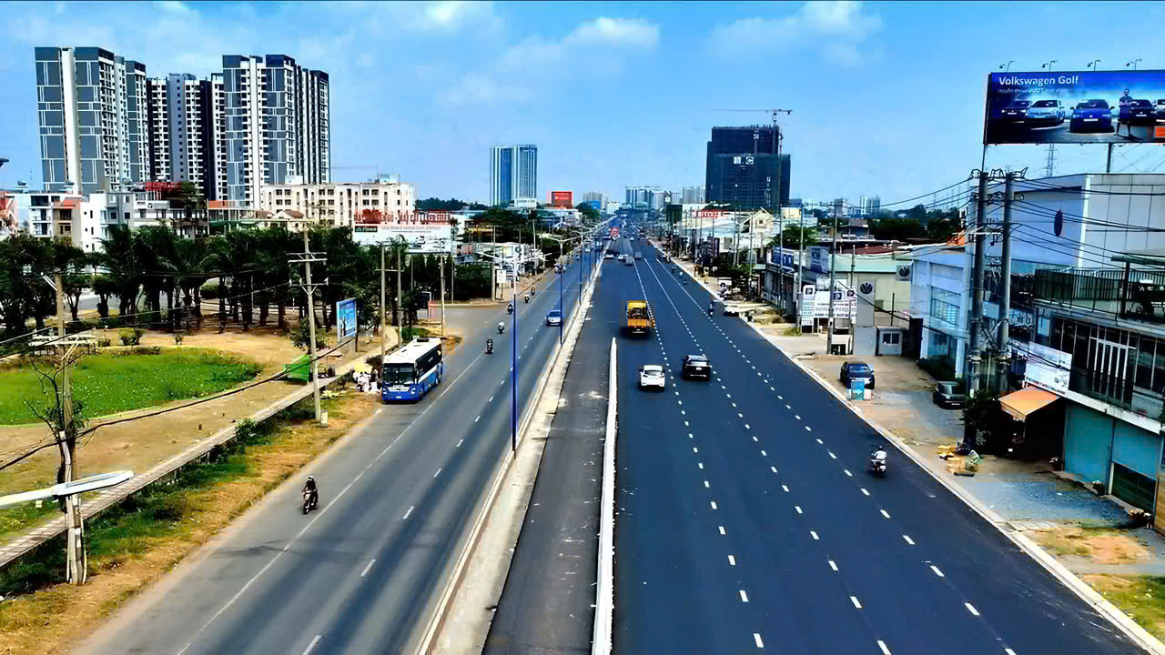 Quốc lộ 13 đang mở rộng lên 10 sóng sóng xe